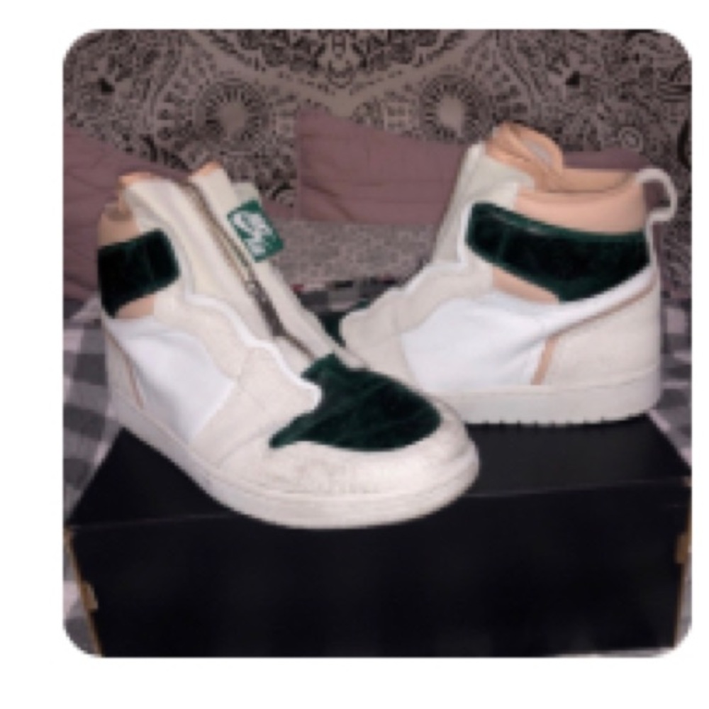 Nike Jordan’s 1 high zip